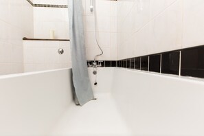 Deep soaking bathtub - Charming 2BR Flat for 4 Overlooking Holyrood Park (Edinburgh)