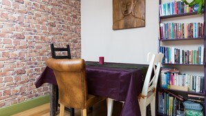In-room dining - Charming 2BR Flat for 4 Overlooking Holyrood Park (Edinburgh)