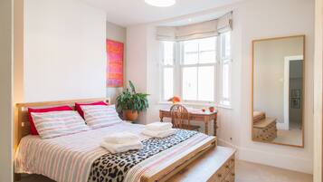 3 kamar tidur, meja kerja, setrika/meja setrika, dan Wi-Fi gratis