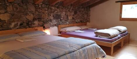 Vierbettzimmer, Gemeinschaftsbad | Kostenlose Babybetten, Zustellbetten, Bettwäsche, Rollstuhlgeeignet