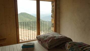 Habitación con 1 cama doble o 2 individuales, baño compartido (Balcony) | Cunas gratuitas, camas supletorias, ropa de cama