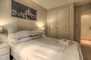 1 bedroom, iron/ironing board, free WiFi - Modern, Spacious 1BR Central Manchester Flat for 4 (Manchester)