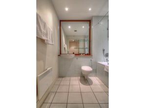 Combined shower/bathtub, free toiletries - Modern, Spacious 1BR Central Manchester Flat for 4 (Manchester)