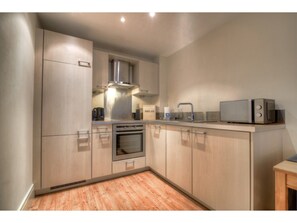 Refrigerador con congelador, microondas y cafetera y tetera 