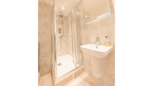 Shower, free toiletries, hair dryer, towels - Newly Refurbished Victorian Style Flat for 2 (London)
