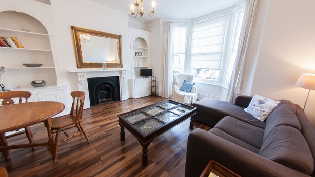 Living area - Newly Refurbished Victorian Style Flat for 2 (London)