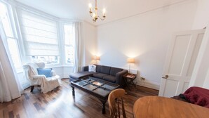Living area - Newly Refurbished Victorian Style Flat for 2 (London)