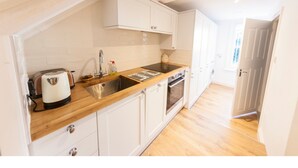 Coffee/tea maker, microwave, dishwasher, cookware/dishes/utensils - Newly Refurbished Victorian Style Flat for 2 (London)