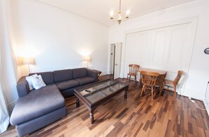 Living area - Newly Refurbished Victorian Style Flat for 2 (London)