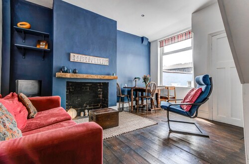 Cozy two Bedroom House Near Mediacity UK