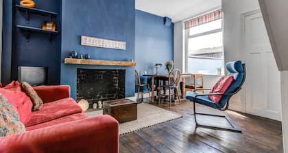 Cozy two Bedroom House Near Mediacity UK