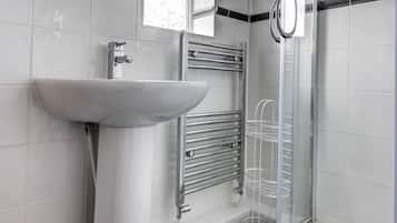 Kombinasi shower/bathtub dan perlengkapan mandi gratis