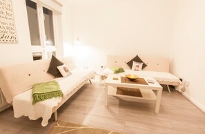 Living area - Newly Refurbished 2-br Flat for 5 in London (London)