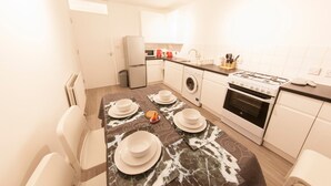 Apartment (1 Bedroom) | In-room dining - Newly Refurbished 2-br Flat for 5 in London (London)