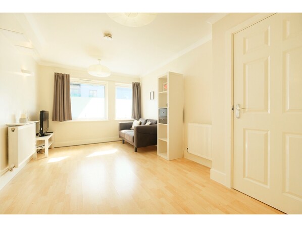 1 bedroom, iron/ironing board, free WiFi - Cozy, Bright & Clean 1BR Flat for 2 in London (London)