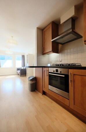 Full-sized fridge, microwave, dishwasher, coffee/tea maker - Cozy, Bright & Clean 1BR Flat for 2 in London (London)