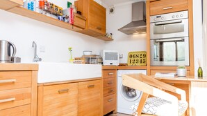 House (1 Bedroom) | Private kitchen | Coffee/tea maker, full-size fridge, oven, stovetop - Modern House for 2 in Cambridge (Cambridge)