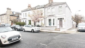 View from property - Newly Refurbished, Stylish 1BR Flat in Fulham (London)