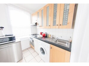 ตู้เย็นขนาดใหญ่, ไมโครเวฟ, เครื่องล้างจาน, เครื่องชงกาแฟ/ชา