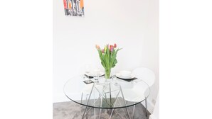In-room dining - Newly Refurbished, Stylish 1BR Flat in Fulham (London)