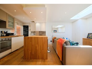 Living area - Modern, Newly Furnished Flat for 4 in Peckham (London)