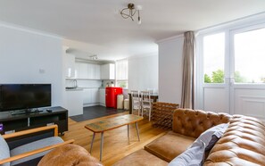 Living area - Perfect 1-bed Flat in St. Katherine Docks Sleeps 4 (London)