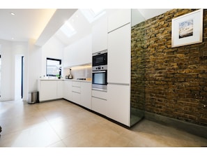 Full-size fridge, microwave, coffee/tea maker, cookware/dishes/utensils - Luxurious 1bedroom Flat in Clapham Sleeps 4 (London)