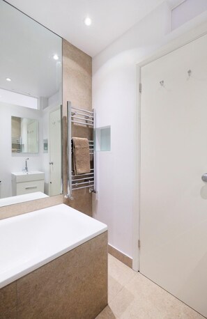 Combined shower/bathtub, free toiletries