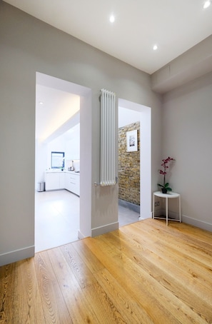 Schreibtisch, kostenloses WLAN