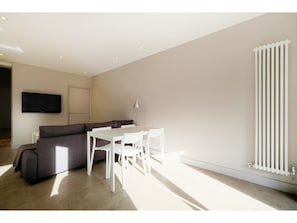 TV - Luxurious 1bedroom Flat in Clapham Sleeps 4 (London)