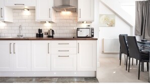 Private kitchen - Stylish, Vibrant Penthouse for 4 & Free Parking! (York)