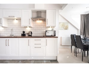 Großer Kühlschrank, Wasserkocher mit Kaffee-/Teezubehör