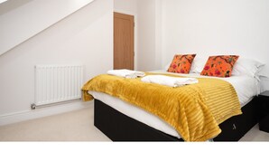 Room - Stylish, Vibrant Penthouse for 4 & Free Parking! (York)