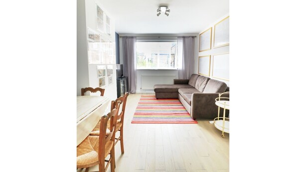 Living area - Newly Renovated 1 Bedroom Flat - Sleeps 4 (London)