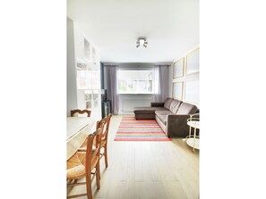 Living area - Newly Renovated 1 Bedroom Flat - Sleeps 4 (London)