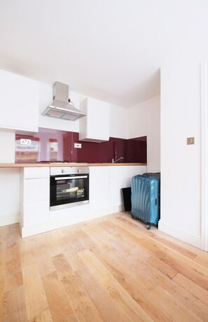 Full-size fridge, microwave, cookware/dishes/utensils