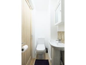 Bathroom - Charming 3-br Flat in West Hampstead - Sleeps 6 (London)