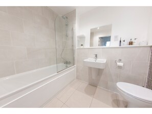Bathtub, free toiletries - Modern 1-bedroom Flat for 4 in London - Zone 1 (London)