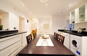 Full-size fridge, microwave, coffee/tea maker, cookware/dishes/utensils - Garden Flat for 4 in Kentish Town/camden (London)