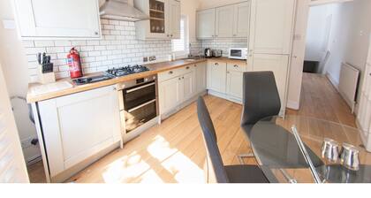 Modern 2 Storey 2-bedroom Flat , Sleeps 6