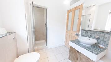 Combined shower/bathtub, free toiletries