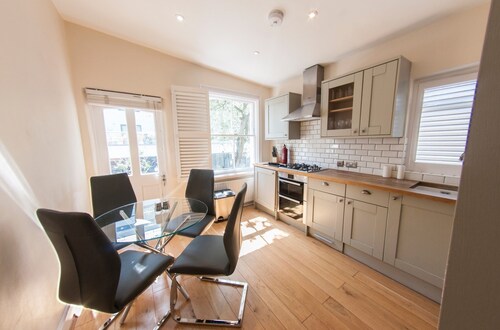 Modern 2 Storey 2-bedroom Flat , Sleeps 6