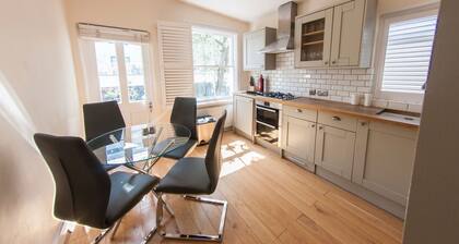 Modern 2 Storey 2-bedroom Flat , Sleeps 6