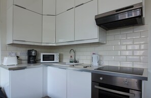 Full-sized fridge, microwave, coffee/tea maker, cookware/dishes/utensils - Modern Apartment in Notting Hill, Sleeps 4 (London)