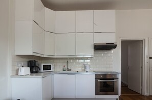 Full-size fridge, microwave, coffee/tea maker, cookware/dishes/utensils - Modern Apartment in Notting Hill, Sleeps 4 (London)