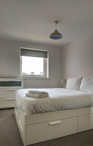 Apartment (2 Bedrooms) | 2 bedrooms, iron/ironing board, free WiFi, bed sheets - Large, Spacious and Modern apt for 4 in Manchester (Salford)