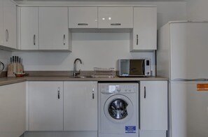 Apartment (2 Bedrooms) | Private kitchen | Full-size fridge, oven, stovetop, toaster - Large, Spacious and Modern apt for 4 in Manchester (Salford)
