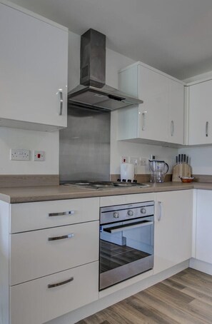 Apartment (2 Bedrooms) | Private kitchen | Full-size fridge, oven, stovetop, toaster - Large, Spacious and Modern apt for 4 in Manchester (Salford)