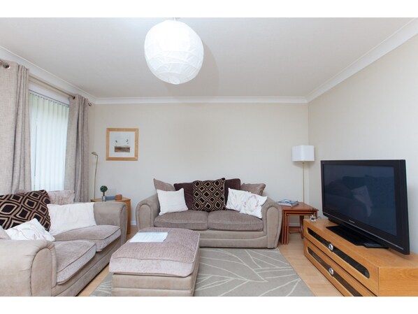 Living area - Festival Flat for 4 Overlooking Arthur's Seat (Edinburgh)