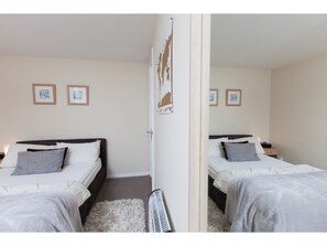 2 bedrooms, iron/ironing board, free WiFi - Festival Flat for 4 Overlooking Arthur's Seat (Edinburgh)